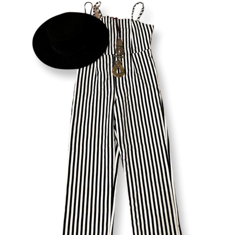 TRENDY URBAN OUTFITTERS JUMPSUIT SIZE SMALL!